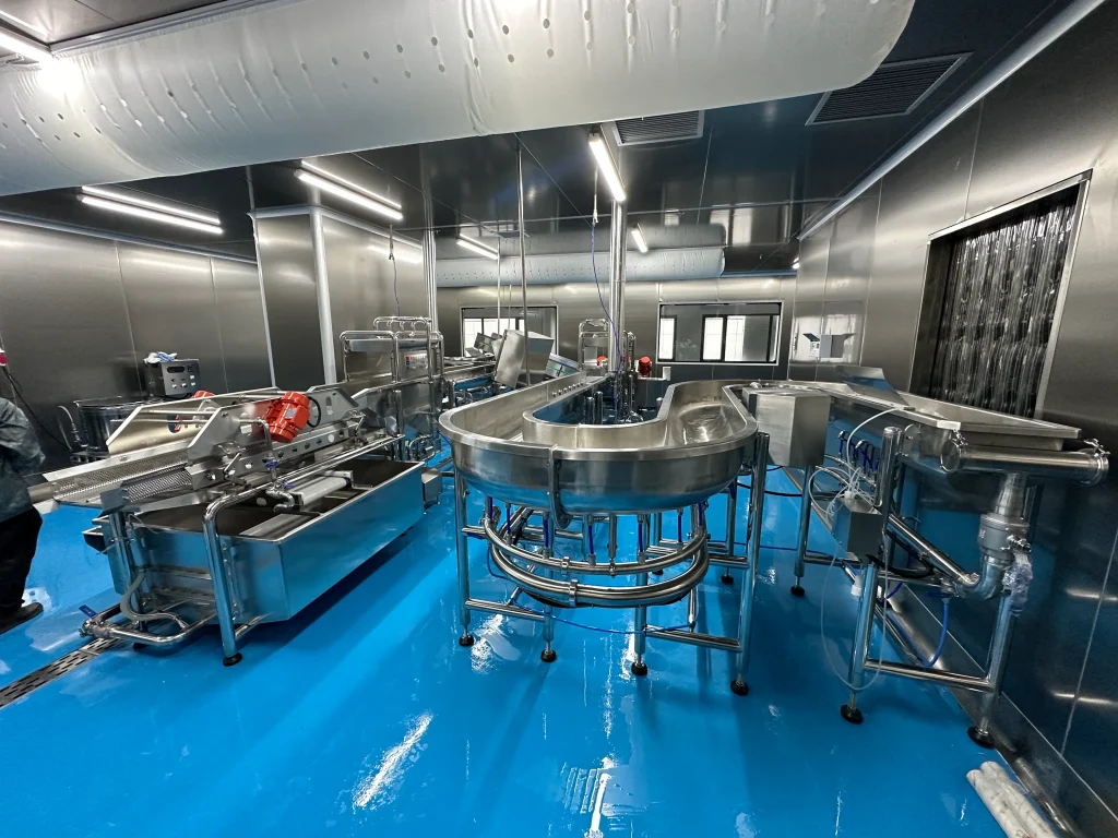 Integrated ready-to-eat and ready-to-cook food processing line for a central kitchen