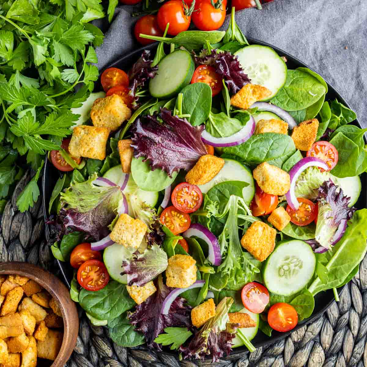 Mixed fresh-cut salad showing the final geometry after washing and dewatering