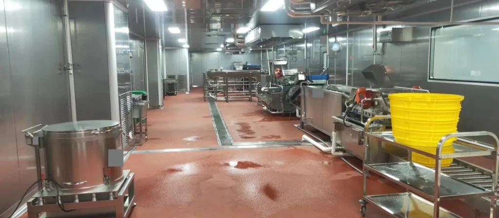 Salad processing equipment and transfer connections in a production aisle