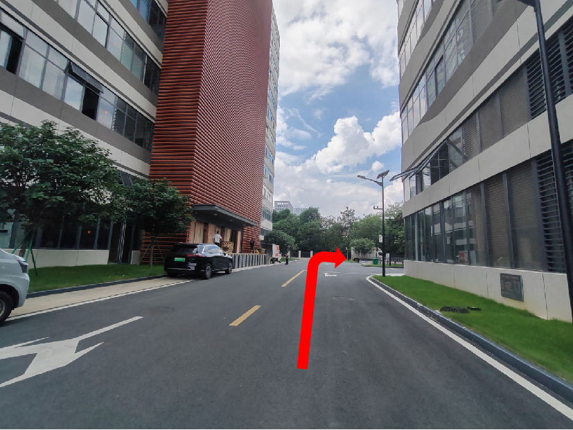 Marked junction on the internal road toward underground parking