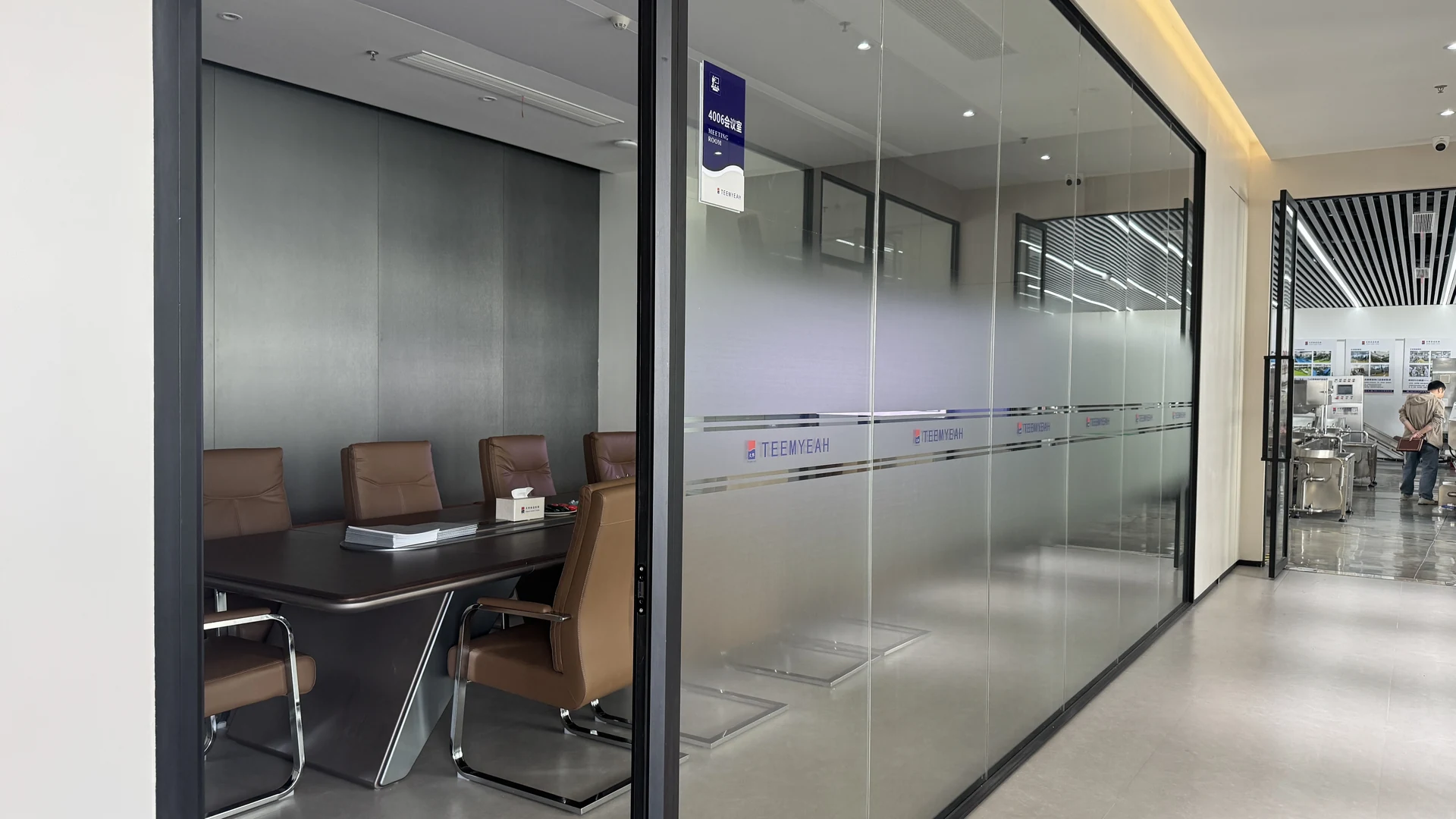 TEEMYEAH meeting room with glass walls and visitor seating