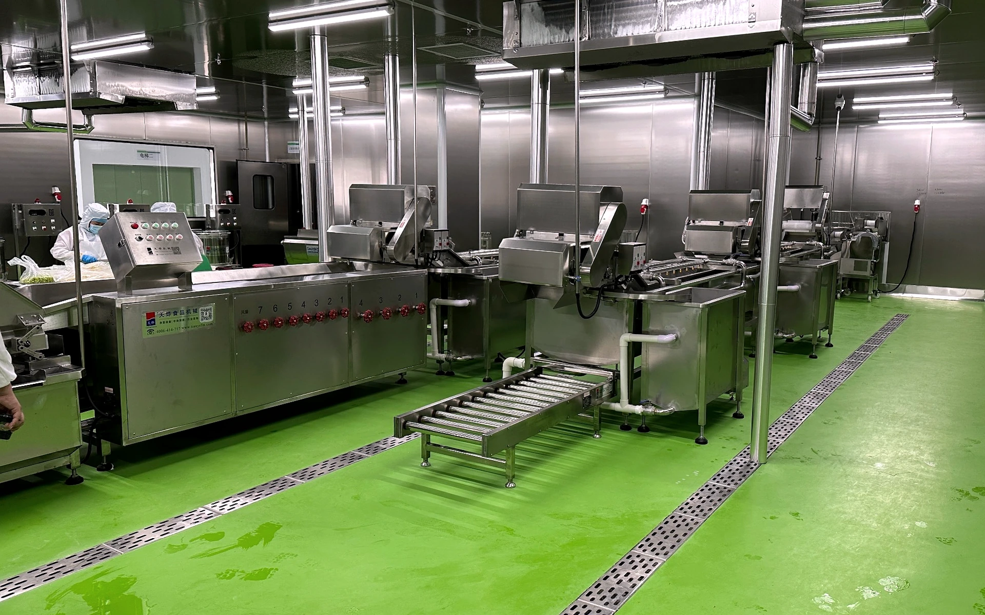 Real Huizhou fresh-cut processing site with existing PPE personnel and washing equipment